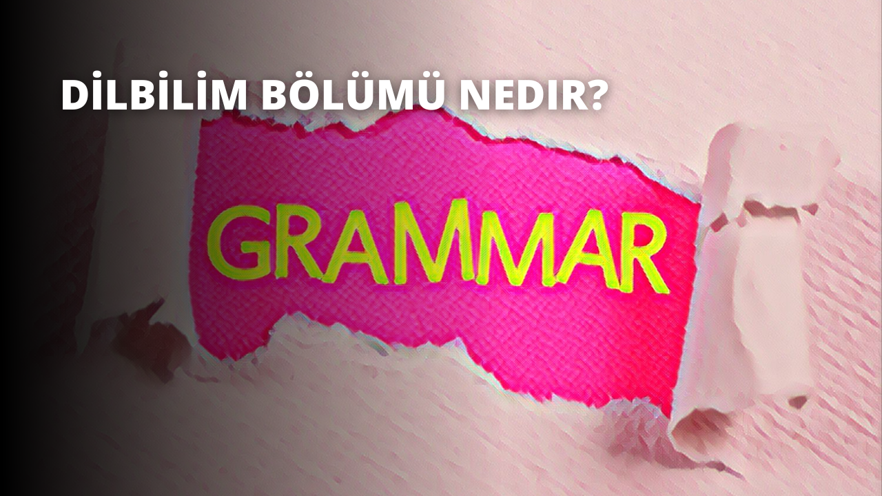 Resimde üzerinde sarı yazılar bulunan pembe bir kağıt parçası görülmektedir. Kağıt, yüzeyindeki sarı yazı görülebilecek şekilde çerçevenin önünde tutulmaktadır. Yazı düzensiz, organik bir dokuya sahip kalın, sans-serif bir yazı tipindedir. Kâğıt hafifçe kırışmış ve yumuşak, davetkâr bir görünüm kazanmış. Kağıdın pembe rengi sarı yazıyı tamamlayarak canlı ve kontrast bir görüntü oluşturuyor. Çerçevenin arka planı açık gridir ve kağıda parlak ve net bir görünüm verir. Bu görüntü, resim alt yazısı yazmaya yönelik bir veri kümesinde kullanım için mükemmel olacaktır.