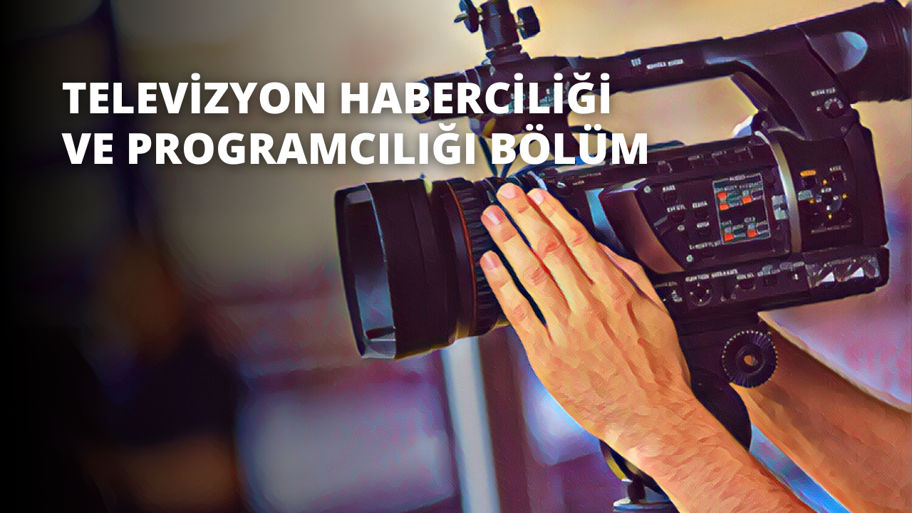 Görüntünün merkezinde bir kamera tutan bir el görülüyor. Kamera hafifçe yukarı doğru eğilmiş ve elin parmakları cihazın kenarları etrafında kıvrılmış. Görüntünün arka planı bulanık, bu da görüntünün uzaktan çekildiğini gösteriyor. Elin ve kameranın sağında bir makine var, ancak bulanıklık nedeniyle ayrıntılarını anlamak zor. Görüntünün sol tarafında ise yine bulanık olan ve gülümsediği belli olan bir insan yüzü yer alıyor. Görüntünün renkleri kahverengi, mavi ve grinin tonlarıyla siliktir.