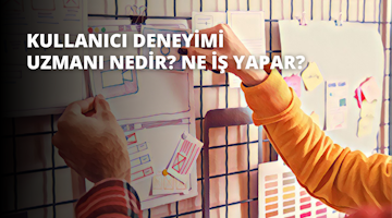 Resimde beyaz tahtanın önünde duran ve sağ eliyle bir şeyler yazan bir kişi görülüyor. Kişi mavi bir gömlek, koyu renk pantolon ve beyaz ayakkabılar giymektedir. Beyaz zeminli bir beyaz tahtanın önünde durmaktadır ve sol eli bir noktayı vurguluyormuş gibi yumruk şeklinde havaya kalkmıştır. Tahtada gri zemin üzerine beyaz bir harf vardır. Görüntüde kişinin yüzü görünmüyor, ancak vücut dili odaklanma ve konsantrasyona işaret ediyor. Kişi arka planda bir perde ve sağda sandalyeli bir masa ile çevrilidir. Oda parlak bir şekilde aydınlatılmış ve iyi düzenlenmiş görünüyor. Kişi elindeki görevi tamamlamaya odaklanmıştır ve muhtemelen dış dünyadan habersizdir.