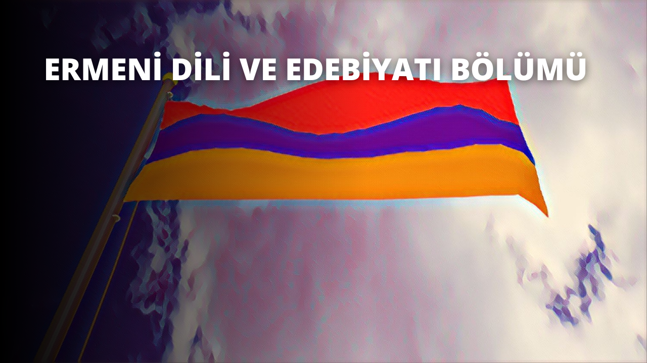 Bu, tüm görüntü boyunca yatay olarak uzanan gökkuşağı renkli bir şeride sahip bir bayraktır. Bayrak kırmızı, turuncu, sarı, yeşil, mavi ve mor gibi birden fazla renk içeriyor. Bayrak beyaz bir kenarlıkla çerçevelenmiş ve ortasında Pride yazan siyah bir metin içeriyor. Metnin üzerinde gökkuşağı renginde bir kalp yer almaktadır. Metnin altında ise gökkuşağının renkleriyle birbirine kenetlenmiş iki el yer alıyor. Bayrağın renkleri canlı ve parlaktır ve genel olarak neşeli ve neşeli bir atmosfer yaratırlar. Arka plan koyu laciverttir. Görsel, tüm ırkların, cinsiyetlerin ve cinsel yönelimlerin kabulüne dair güçlü bir mesaj iletiyor.