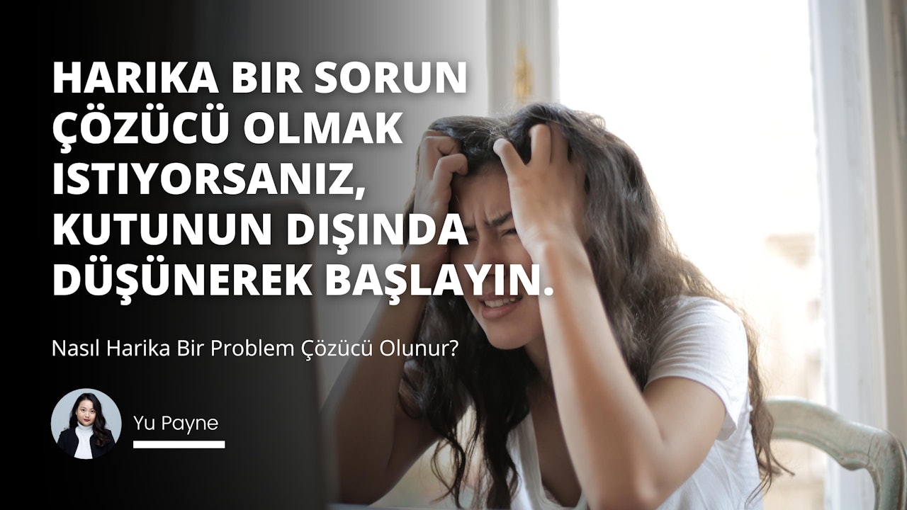 Siyah ceketli bir kadın ayakta durmuş, başını ellerinin arasına almış. Uzun saçları sırtından aşağı dökülüyor ve yüzünü çerçeveliyor. Gözleri kapalı ve ağzı hafifçe açık. Aşağıya doğru bakıyor, derin düşüncelere dalmış gibi görünüyor. Arka planda, siyah zemin üzerinde beyaz bir 'O' harfi görülüyor. Sağda, gri bir zemin üzerinde beyaz bir 'B' harfi görülüyor. Daha sağda, bir sandalye kolunun yakın çekimi görülüyor. Kadın, nötr bir duvarla çevrili açık bir alanda duruyor gibi görünüyor.