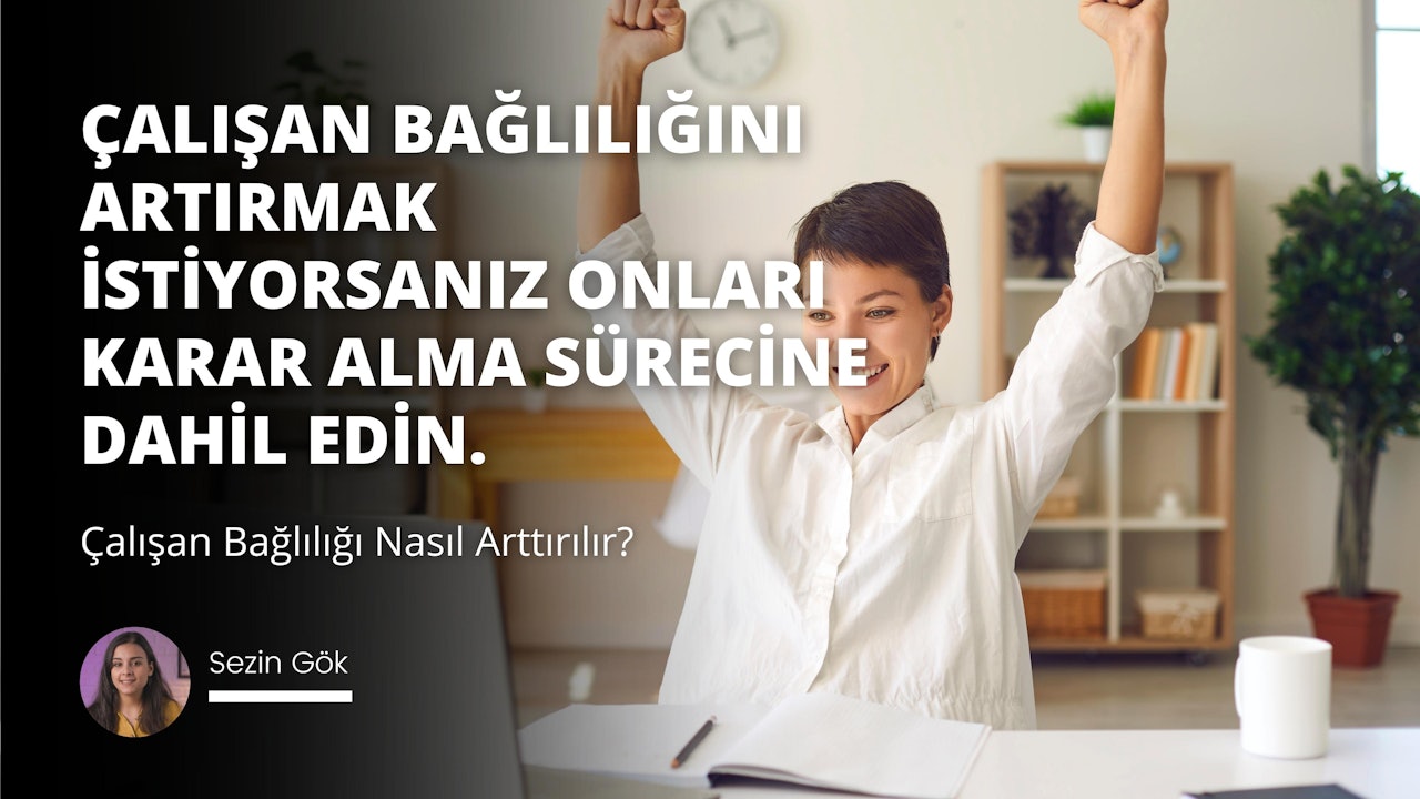 Bir kadın kollarını başının üzerine kaldırmış ayakta duruyor, uzun kahverengi saçları arkasına düşüyor. Gülümsüyor ve gözleri bir anlık neşe içinde kapalı. Kadının kolları ve vücudu çerçevenin büyük bir bölümünü kaplarken, arka planda bir bitkinin bulanık görüntüsü görülebiliyor. Kadının sağında, beyaz bir kupanın yakın çekimi ve biraz daha arka planda akrep ve yelkovanı bulanık bir saat görülüyor. Daha sağda, bir kitap rafının yakın çekimi de görülebilir. Çerçevenin sağ alt köşesinde siyah zemin üzerine beyaz bir harf görülüyor.