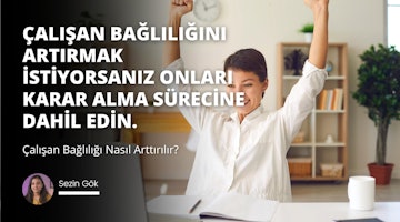 Bir kadın kollarını başının üzerine kaldırmış ayakta duruyor, uzun kahverengi saçları arkasına düşüyor. Gülümsüyor ve gözleri bir anlık neşe içinde kapalı. Kadının kolları ve vücudu çerçevenin büyük bir bölümünü kaplarken, arka planda bir bitkinin bulanık görüntüsü görülebiliyor. Kadının sağında, beyaz bir kupanın yakın çekimi ve biraz daha arka planda akrep ve yelkovanı bulanık bir saat görülüyor. Daha sağda, bir kitap rafının yakın çekimi de görülebilir. Çerçevenin sağ alt köşesinde siyah zemin üzerine beyaz bir harf görülüyor.