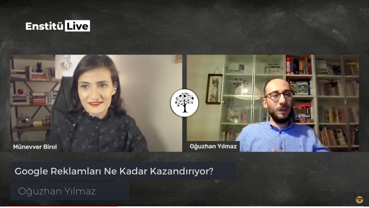 Bir kadın ve bir erkek bir odada birbirleriyle konuşmaktadır. Kadın bir sandalyede oturmakta ve kameraya gülümsemekte, adam ise gözlük ve mavi bir gömlek giymektedir. Arka planda, köşesinde noktalar ve çizgiler olan siyah beyaz bir ağaç vardır. Bir kişinin gözünün yakın çekimi de görülebiliyor ve altında bir kedinin bulanık bir görüntüsü var. Görüntünün sağ tarafında, üzerinde siyah yazı bulunan sarı bir daire var. Adam ve kadın odada sohbet etmektedir ve kadın orada olmaktan mutlu görünmektedir.