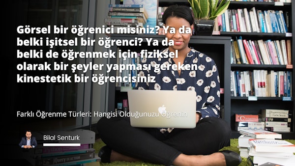Bu görüntü, önünde bir dizüstü bilgisayarla yerde oturan bir kadını gösteriyor. Gözlük ve takım elbise giyiyor ve saçları arkadan bağlı. Dizüstü bilgisayarın üzerinde açıkça görülen bir logo var. Arka planda bir kitap, bir bitki ve bir çiçeğin yakın çekimi var. Çiçek parlak bir renktedir ve bitkinin küçük yaprakları vardır. Kitapta mavi bir takım elbise üzerinde beyaz bir harf var. Genel olarak, sahne huzurlu ve davetkârdır; kadın memnun görünmekte ve dizüstü bilgisayarına odaklanmaktadır. Dizüstü bilgisayar görüntünün ana odağıdır ve diğer unsurlar ince bir bağlam sağlar.