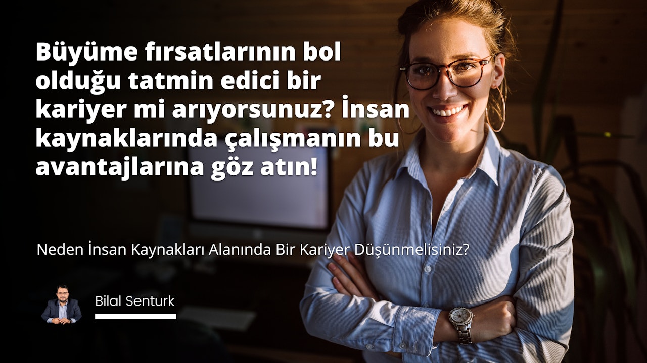 Bir kadın kollarını kavuşturmuş, nötr bir ifadeyle ayakta duruyor. Beyaz bir bluz ve siyah bir etek giymiş, saçları gevşek bukleler halinde yüzünün etrafına dökülüyor. Gözlükleri hafifçe renklendirilmiş ve saati bileğinde görülebiliyor. Dümdüz karşıya bakıyor, dudakları hafif bir gülümsemeyle hafifçe ayrılmış. Gözleri kapalı, uzun kirpikleri yanaklarına gölge düşürüyor. Arka plan karanlık ve bulanık, ön plandaki kadını ve saatini vurguluyor. Görüntü yakın çekimdir ve kadının yüz hatlarını en ince ayrıntısına kadar yakalar. Güç ve güven hissi veren, incelikli ama güçlü bir görüntü.