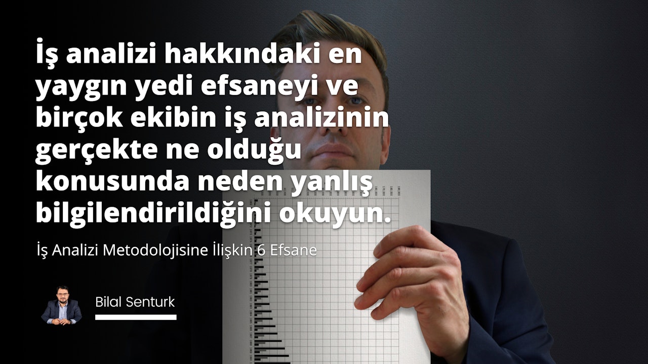 Takım elbiseli bir adam elinde tuttuğu bir kâğıt parçasına bakmaktadır. Gözleri mavidir ve kâğıdın üzerinde beyaz bir yazı vardır. Arkasında bir grafik kâğıdı ve onu tutan bir el vardır. Çerçevenin sağ tarafında siyah zemin üzerinde üç beyaz harf, bir 'O', 'E' ve başka bir harf var. Adam kâğıt parçasına odaklanmış ve konsantrasyon duygusu sergiliyor.