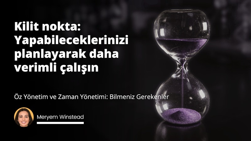 Bu, içinde mor kum bulunan bir kum saati görüntüsüdür ve arka planda bir kadının yüzünün yakın çekimi görülmektedir. Buna ek olarak, görüntünün etrafına dağılmış siyah bir arka plan üzerinde birkaç beyaz harf vardır. Kum saati mor kumla dolu ve kumun dokusu çok detaylı bir şekilde görülebiliyor. Kum saati ayrıca içinde ilave mor kum bulunan bir cam kavanozla çevrelenmiştir. Kadının yüzü odak noktasındadır ve izleyicinin dikkatini ona çeken bir dizi çizgi ve şekil tarafından çerçevelenmiştir. Siyah arka plan beyaz harflerle keskin bir kontrast oluşturarak harflerin daha da öne çıkmasını sağlıyor. Genel olarak, görüntü büyüleyici ve gizem ve entrika hissi uyandırıyor.