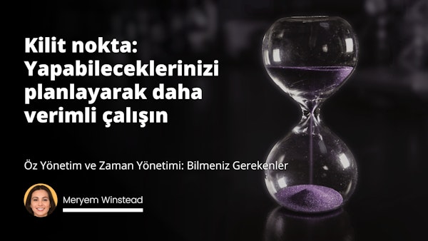 Bu, içinde mor kum bulunan bir kum saati görüntüsüdür ve arka planda bir kadının yüzünün yakın çekimi görülmektedir. Buna ek olarak, görüntünün etrafına dağılmış siyah bir arka plan üzerinde birkaç beyaz harf vardır. Kum saati mor kumla dolu ve kumun dokusu çok detaylı bir şekilde görülebiliyor. Kum saati ayrıca içinde ilave mor kum bulunan bir cam kavanozla çevrelenmiştir. Kadının yüzü odak noktasındadır ve izleyicinin dikkatini ona çeken bir dizi çizgi ve şekil tarafından çerçevelenmiştir. Siyah arka plan beyaz harflerle keskin bir kontrast oluşturarak harflerin daha da öne çıkmasını sağlıyor. Genel olarak, görüntü büyüleyici ve gizem ve entrika hissi uyandırıyor.