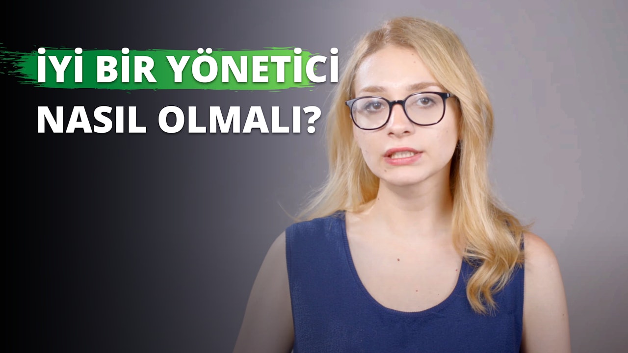 Açık sarı saçlı bir kadın gözlük ve mavi bir gömlek giyerken görülüyor. Gözleri gözlük tarafından kapatılmıştır ve ağzı kapalıdır. Kameradan uzağa bakmaktadır, arkasında yeşil ve siyah bir arka plan ve beyaz harfler vardır. Gözlerinin ve gözlüklerinin yakın çekimi ve ağzının yakın çekimi görülmektedir. Ayrıca, siyah zemin üzerinde beyaz bir 'O' harfi ve gözlüklerinin hemen üzerinde bir soru işareti görülüyor. Yüzünde hoş bir ifade var ve kendinden emin görünüyor.