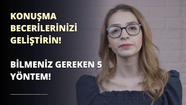 Gözlüklü bir kadın siyah v yakalı bir tişört giymektedir. Doğrudan kameraya bakıyor, gözlük camlarından gözleri görünüyor. Koyu renk saçları yüzünden geriye doğru toplanmış, çenesi hafifçe yukarı doğru eğilmiş. Sol eli köprücük kemiğinin üzerinde duruyor, sağ kolu hafifçe uzatılmış. Arka planda gri zemin üzerinde beyaz bir sayı ve siyah zemin üzerinde beyaz bir Z harfi var. Resmin sağ üst köşesine yakın bir yerde de siyah zemin üzerinde beyaz bir harf var.