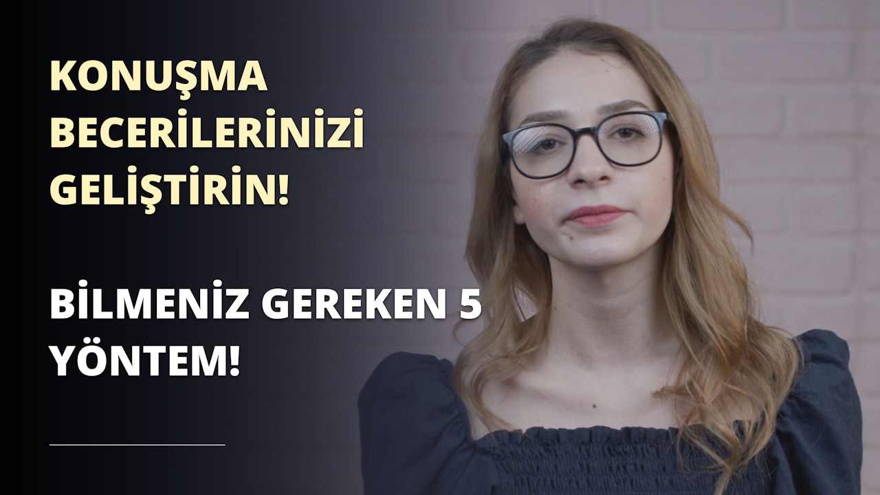 Gözlüklü bir kadın siyah v yakalı bir tişört giymektedir. Doğrudan kameraya bakıyor, gözlük camlarından gözleri görünüyor. Koyu renk saçları yüzünden geriye doğru toplanmış, çenesi hafifçe yukarı doğru eğilmiş. Sol eli köprücük kemiğinin üzerinde duruyor, sağ kolu hafifçe uzatılmış. Arka planda gri zemin üzerinde beyaz bir sayı ve siyah zemin üzerinde beyaz bir Z harfi var. Resmin sağ üst köşesine yakın bir yerde de siyah zemin üzerinde beyaz bir harf var.