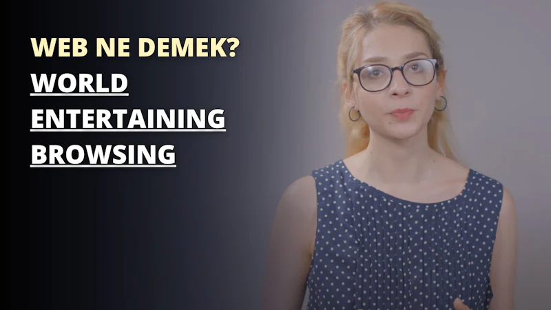 Açık mavi elbiseli, gözlüklü bir kadın siyah beyaz bir arka plan üzerinde duruyor. Elbisesi beyaz puantiyelerle süslüdür ve siyah çerçeveli bir gömlek giymektedir. Gözleri keskin bir şekilde odaklanmış ve siyah gömleğinin üzerinde beyaz bir harf görülüyor. Arka planda beyaz harflerle siyah beyaz bir tabela var ve bu da görüntünün ilgi çekici kompozisyonuna katkıda bulunuyor. Kadın kameraya nazik bir ifadeyle bakıyor, gözlükleri sahnenin ışığını yansıtıyor. Elbisesi hafifçe dalgalanarak fotoğrafa hareket katıyor.