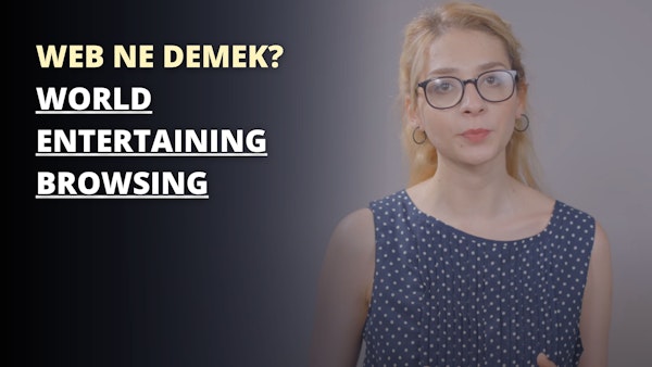 Açık mavi elbiseli, gözlüklü bir kadın siyah beyaz bir arka plan üzerinde duruyor. Elbisesi beyaz puantiyelerle süslüdür ve siyah çerçeveli bir gömlek giymektedir. Gözleri keskin bir şekilde odaklanmış ve siyah gömleğinin üzerinde beyaz bir harf görülüyor. Arka planda beyaz harflerle siyah beyaz bir tabela var ve bu da görüntünün ilgi çekici kompozisyonuna katkıda bulunuyor. Kadın kameraya nazik bir ifadeyle bakıyor, gözlükleri sahnenin ışığını yansıtıyor. Elbisesi hafifçe dalgalanarak fotoğrafa hareket katıyor.