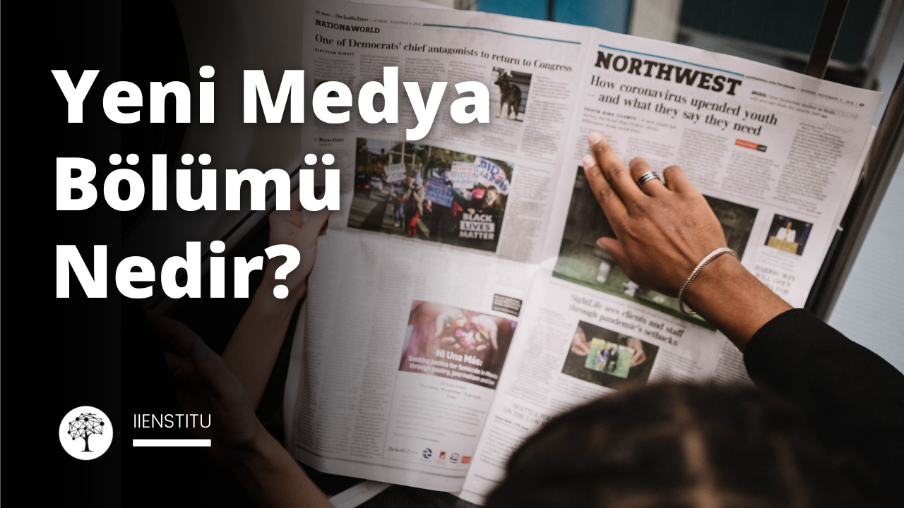 Bir kişi sandalyede oturmuş gazete okumaktadır. Gazete açık ve ellerinde tutuyorlar ve dikkatle gazeteye bakıyorlar. Beyaz bir gömlek giymiş ve sol kolunda siyah bir bileklik var. Gazetenin sağ üst tarafında siyah beyaz bir logo yer almaktadır. Gazetenin sol alt tarafında bir elde gümüş bir yüzük var. Arka planda bir kişinin kafasının bulanık bir görüntüsü ve sağ alt köşede siyah zemin üzerinde beyaz bir harf var. Kişi gazeteye odaklanmış ve onunla ilgileniyor gibi görünmekte, kendisine sunulan tüm bilgileri almaktadır.