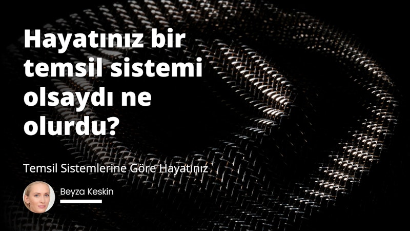 Siyah ve beyaz arka plana sahip metal bir ağın yakın plan görüntüsü. Ön planda, siyah zemin üzerine beyaz bir harfle çevrelenmiş bir kadının yüzüne odaklanılmıştır. İlkinin hemen altında siyah zemin üzerinde beyaz bir rakam daha var. Kadının yüzünün sağında siyah zemin üzerinde bir başka beyaz harf daha bulunuyor. Arka plan siyah dokuma bir yüzeyin yakın çekimidir ve sağ alt köşede bir cep telefonunun ekran görüntüsü de vardır. Görüntü 3840x2160 gibi yüksek bir çözünürlüğe sahip.