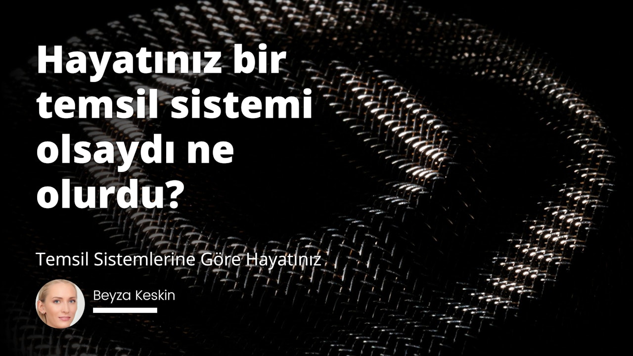 Siyah ve beyaz arka plana sahip metal bir ağın yakın plan görüntüsü. Ön planda, siyah zemin üzerine beyaz bir harfle çevrelenmiş bir kadının yüzüne odaklanılmıştır. İlkinin hemen altında siyah zemin üzerinde beyaz bir rakam daha var. Kadının yüzünün sağında siyah zemin üzerinde bir başka beyaz harf daha bulunuyor. Arka plan siyah dokuma bir yüzeyin yakın çekimidir ve sağ alt köşede bir cep telefonunun ekran görüntüsü de vardır. Görüntü 3840x2160 gibi yüksek bir çözünürlüğe sahip.