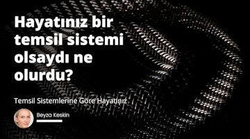 Siyah ve beyaz arka plana sahip metal bir ağın yakın plan görüntüsü. Ön planda, siyah zemin üzerine beyaz bir harfle çevrelenmiş bir kadının yüzüne odaklanılmıştır. İlkinin hemen altında siyah zemin üzerinde beyaz bir rakam daha var. Kadının yüzünün sağında siyah zemin üzerinde bir başka beyaz harf daha bulunuyor. Arka plan siyah dokuma bir yüzeyin yakın çekimidir ve sağ alt köşede bir cep telefonunun ekran görüntüsü de vardır. Görüntü 3840x2160 gibi yüksek bir çözünürlüğe sahip.