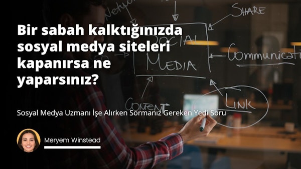Bir adam sağ elinde bir keçeli kalemle cam bir tahtaya yazı yazıyor. Beyaz yakalı bir gömlek giymiş ve gözlük takmıştır. Sol eli tahtanın üzerinde durmaktadır. Yüz ifadesi odaklanmış ve kararlı. Tahta beyazdır ve üzerinde birkaç kelime yazılıdır. Kalem siyahtır ve yazı okunaklıdır. Arka plan grinin çeşitli tonlarıyla bulanıklaştırılmıştır. Kamera tahtaya yakındır ve kişinin yazdıklarına samimi ve ayrıntılı bir bakış sağlar.