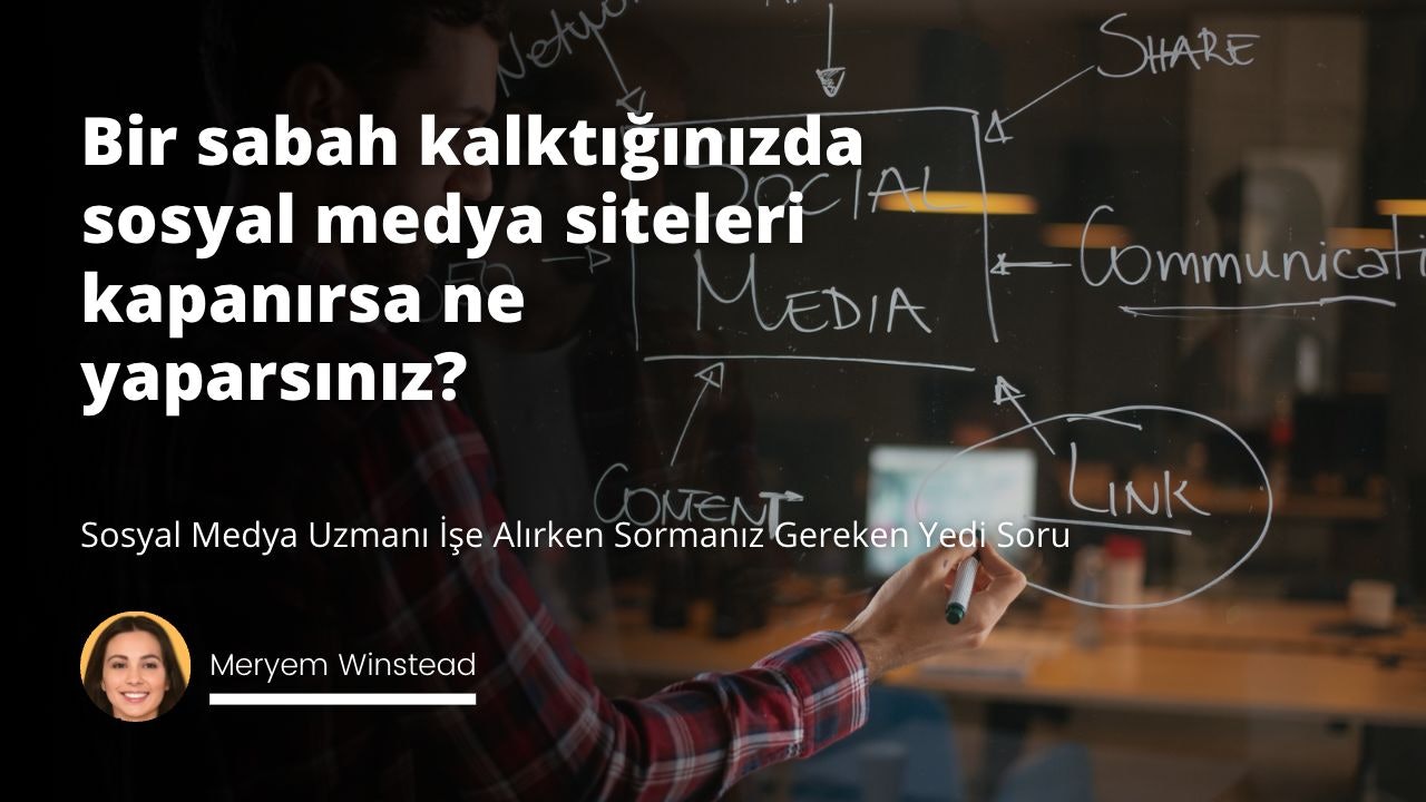 Bir adam sağ elinde bir keçeli kalemle cam bir tahtaya yazı yazıyor. Beyaz yakalı bir gömlek giymiş ve gözlük takmıştır. Sol eli tahtanın üzerinde durmaktadır. Yüz ifadesi odaklanmış ve kararlı. Tahta beyazdır ve üzerinde birkaç kelime yazılıdır. Kalem siyahtır ve yazı okunaklıdır. Arka plan grinin çeşitli tonlarıyla bulanıklaştırılmıştır. Kamera tahtaya yakındır ve kişinin yazdıklarına samimi ve ayrıntılı bir bakış sağlar.