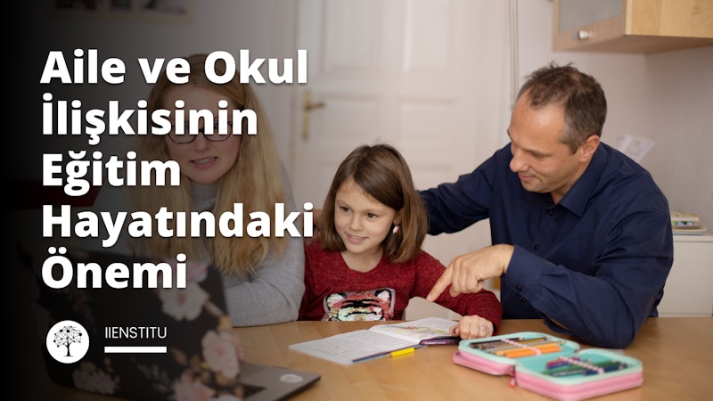 Bir erkek ve bir kız, önlerinde bir dizüstü bilgisayar ile bir masada oturmaktadır. Kız bir kitabı işaret ederken, erkek de kızı işaret ediyor. İkisinin de yüzünde dikkatli ve meraklı ifadeler var. Arka planda bir kalem kutusunun yakın çekimi var. Adam da arka planda hafifçe odak dışında kalan bir beslenme çantasını işaret ediyor. Masanın yan tarafında elinde bir tabletle oturan bir kadın var. Ön planda, siyah zemin üzerinde beyaz bir 'E' harfi var. Son olarak, sağ alt köşede bir halının yakın çekimi var. Sonuç olarak, bu görüntü bir erkek ve bir kızın birlikte çalışma ve keşfetme anını yakalıyor.
