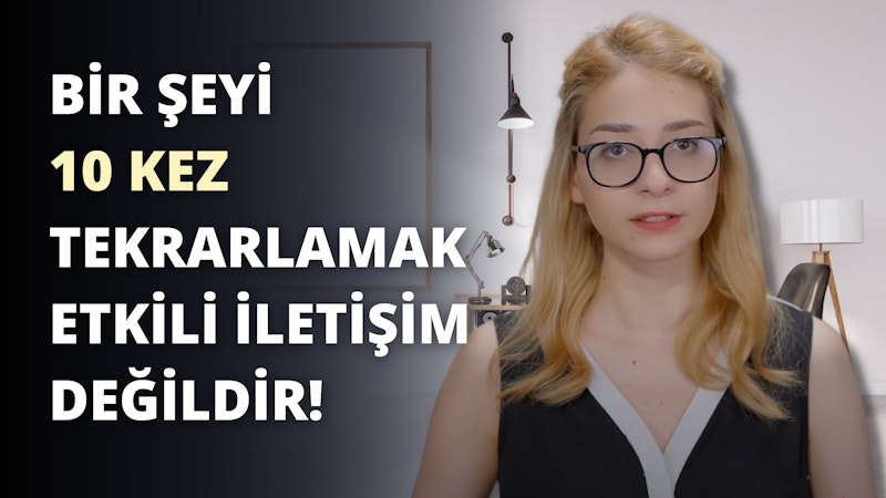 kadın gözlük takıyor, titiz tasarım tarzında, video, koyu gri ve açık altın, sandara tang, modern minimalist, koyu beyaz ve koyu masmavi, basitleştirilmiş