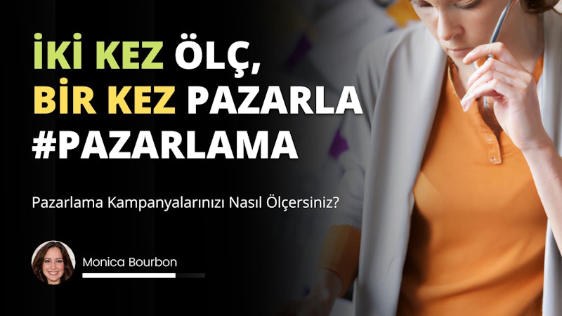 Beyaz önlüklü bir adam kadrajın ortasında durmaktadır. Yüzü sıcak bir ışıltıyla aydınlatılmış ve hafif bir gülümsemeyle doğrudan kameraya bakıyor. Arka plan simsiyahtır, beyaz yazılar ve semboller her yere serpiştirilmiştir. Çerçevenin sol tarafında elinde kalem tutan bir kadın, sağ tarafında ise gülümseyen bir kadının yakın çekimi görülüyor. Çerçevenin üst orta kısmında bir telefonun ekran görüntüsü görülüyor. Sol alt köşede, harflerle siyah ve yeşil bir işaret görülüyor. Sağ alt köşede sarı ve siyah bir işaret görülebiliyor. Son olarak, sağ üst köşede siyah zemin üzerinde beyaz bir harf görülmektedir.