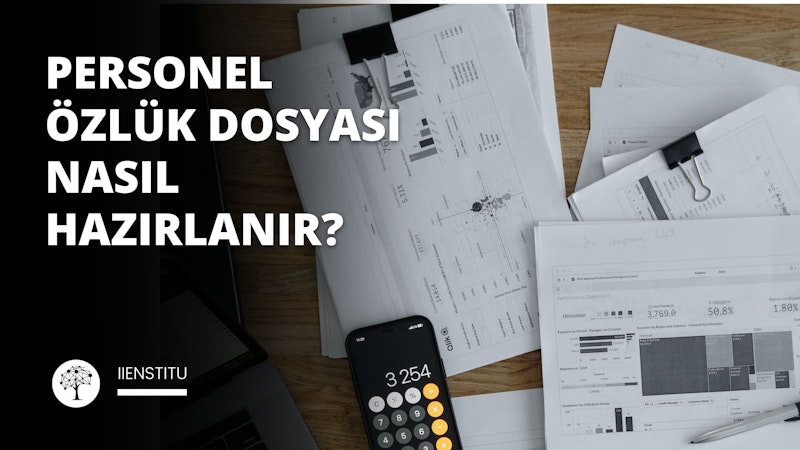 Hesap makinesi ve kağıtların bulunduğu bir masa bu görüntünün odak noktasıdır. Masanın sağında hesap makineli bir cep telefonu, solunda ise noktalı ve çizgili siyah beyaz bir ağaç duruyor. Merkeze yakın bir kağıt yığınının üzerinde bir kalem, kağıtların üzerinde de bir telefon ve hesap makinesi duruyor. Köşede bir dizüstü bilgisayar ekran görüntüsü görülüyor. Sağda, siyah bir arka plan üzerinde beyaz bir harf görülüyor ve görüntünün sağ üst kısmında bir kişinin yüzünün yakın çekimi yer alıyor. Son olarak, sağ altta bir kalemin yakın çekimi yer alıyor. Masa çerçevenin merkezinde yer alıyor ve etrafındaki nesneler görüntüye bağlam sağlıyor.