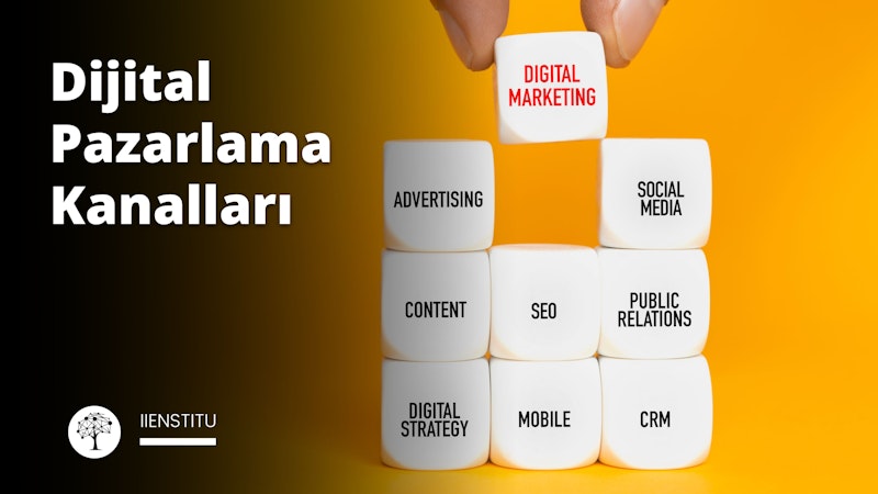 Bir el, tek bir siyah-beyaz zarı daha büyük bir beyaz zar yığınının üzerine dikkatlice yerleştirirken görülüyor. Yığındaki zarların üzerinde siyah yazılar bulunurken, tek zarın yüzeyinde siyah noktalar ve çizgiler vardır. El yakın planda, parmaklar zarları dikkatle kavrarken görülüyor. Arka planda, üzerinde siyah yazılar olan beyaz bir kap ve siyah yazılar olan beyaz bir küp görülüyor. Görüntü biraz bulanık, ancak ayrıntılar yine de seçilebiliyor. El havada görülüyor ve resim zarın yığına yerleştirildiği anı yakalıyor.