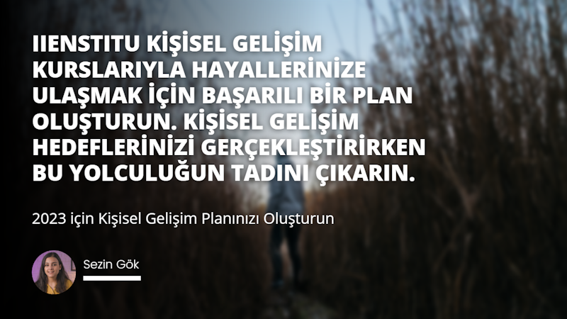 Beyaz gömlek ve koyu renk pantolon giyen bir kişi uzun yeşil çimenlerin olduğu bir alanda yürüyor. Güneş üzerlerinde parlıyor ve manzara boyunca aydınlık ve karanlık alanlar yaratıyor. Kişinin yüzünde hafif bir gülümseme var ve uzaklara bakıyor. Arkasında, dalları yukarıya doğru uzanan ve görüş alanının dışında kalan büyük bir ağaç var. Kişinin sağında beyaz metinli bulanık bir tabela, solunda ise küçük bir logo var. Her şey sıcak turuncu bir ışıkla yıkanıyor, güzel ve huzurlu bir sahne oluşturuyor.
