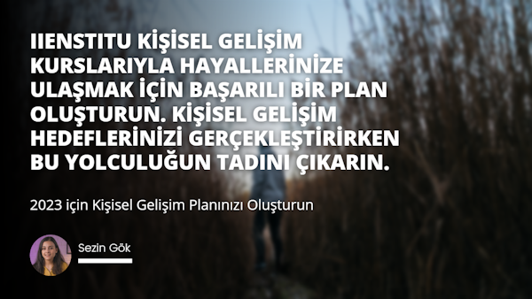 Beyaz gömlek ve koyu renk pantolon giyen bir kişi uzun yeşil çimenlerin olduğu bir alanda yürüyor. Güneş üzerlerinde parlıyor ve manzara boyunca aydınlık ve karanlık alanlar yaratıyor. Kişinin yüzünde hafif bir gülümseme var ve uzaklara bakıyor. Arkasında, dalları yukarıya doğru uzanan ve görüş alanının dışında kalan büyük bir ağaç var. Kişinin sağında beyaz metinli bulanık bir tabela, solunda ise küçük bir logo var. Her şey sıcak turuncu bir ışıkla yıkanıyor, güzel ve huzurlu bir sahne oluşturuyor.