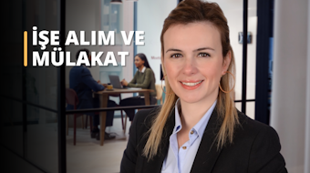 İşe alım ve mülakat teknikleri hakkındaki bu online eğitim, hem işverenler hem de iş arayanlar için değerli bilgiler sunmaktadır. Mülakatlara hazırlanmaktan adayları değerlendirmeye ve iş teklifi yapmaya kadar işe alım sürecinin temel adımlarını kapsamaktadır. Eğitimde ayrıca olumlu bir izlenim yaratma, iyi bir ilk izlenim bırakma ve başarılı mülakatlar gerçekleştirme konularında tavsiyeler de yer almaktadır. Eğitimde, küçük ayrıntılara dikkat etmenin ve işe alım sürecini etkileyebilecek kültürel farklılıkların farkında olmanın önemi vurgulanmaktadır. Ayrıca, en iyi adayları belirlemek ve maliyetli işe alım hatalarından kaçınmak için en etkili teknikleri kapsamaktadır. İşe alım sürecinin adil ve verimli bir şekilde yürütüldüğünden nasıl emin olunacağına dair çok değerli ipuçları ve tavsiyeler sunmaktadır. Son olarak, eğitim işverenlerin ve iş arayanların rollerini ve sorumluluklarını ve aralarında güven ve güçlü ilişkiler kurmanın önemini incelemektedir.