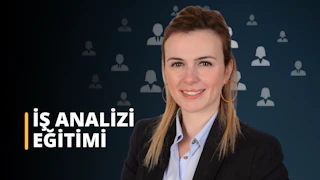 Bu görüntüde bir kadın kameraya gülümsüyor. Kravat takıyor, bu da profesyonel bir işyerinde olduğunu gösteriyor. Bu bir iş analizi ve tanımı olabilir. Kadının duruşu ve ifadesi güven ve yetkinlik hissi veriyor. Yüzünün, göğsünün ve gömleğinin yakın çekimi de profesyonel bir ortamda olduğunu gösteriyor. Genel olarak, bu görüntü iş analizi ve tanımı fikrini doğru bir şekilde aktarmaktadır.