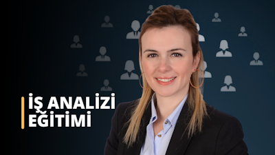 Bu görüntüde bir kadın kameraya gülümsüyor. Kravat takıyor, bu da profesyonel bir işyerinde olduğunu gösteriyor. Bu bir iş analizi ve tanımı olabilir. Kadının duruşu ve ifadesi güven ve yetkinlik hissi veriyor. Yüzünün, göğsünün ve gömleğinin yakın çekimi de profesyonel bir ortamda olduğunu gösteriyor. Genel olarak, bu görüntü iş analizi ve tanımı fikrini doğru bir şekilde aktarmaktadır.