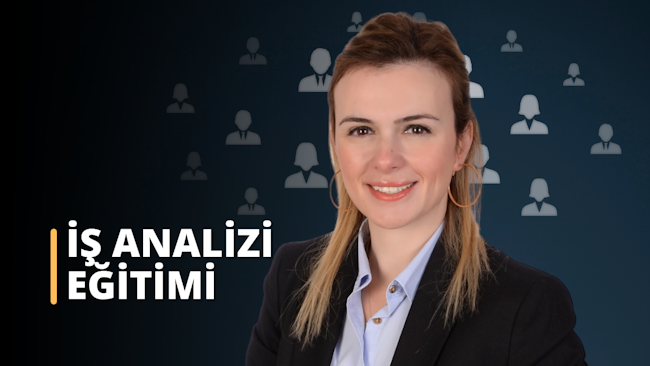 Bu görüntüde bir kadın kameraya gülümsüyor. Kravat takıyor, bu da profesyonel bir işyerinde olduğunu gösteriyor. Bu bir iş analizi ve tanımı olabilir. Kadının duruşu ve ifadesi güven ve yetkinlik hissi veriyor. Yüzünün, göğsünün ve gömleğinin yakın çekimi de profesyonel bir ortamda olduğunu gösteriyor. Genel olarak, bu görüntü iş analizi ve tanımı fikrini doğru bir şekilde aktarmaktadır.