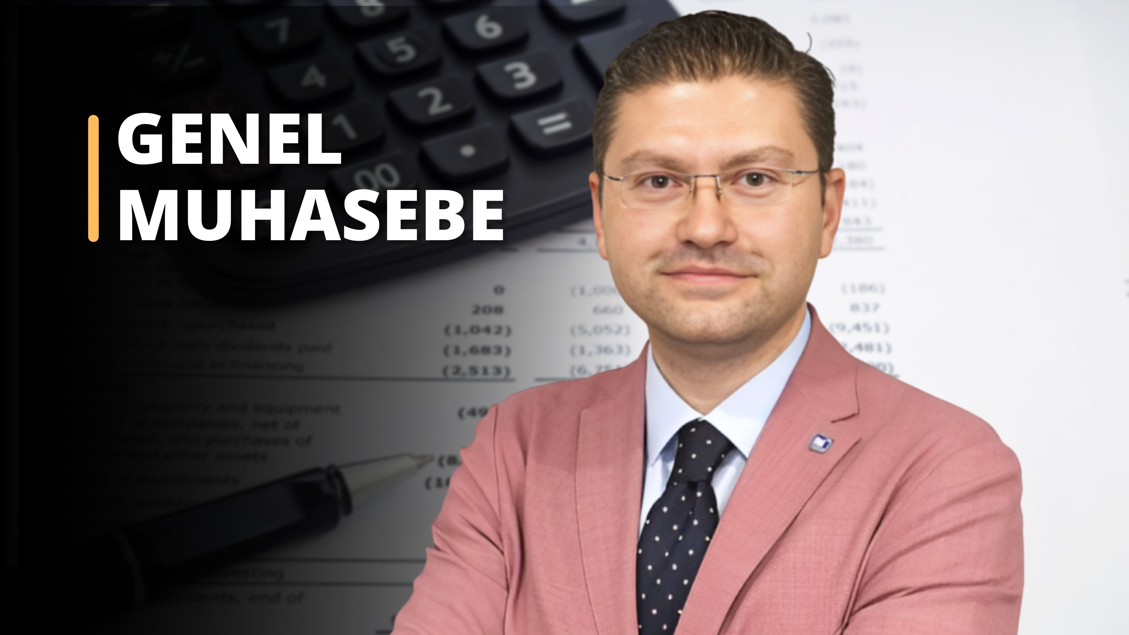 Bu resimde takım elbiseli ve kravatlı bir adam görülüyor, görünüşe göre genel muhasebe eğitimine katılıyor. Odaklanmış ve meşgul görünüyor, bu da kursu ciddiye aldığını gösteriyor. Resimde ayrıca bir hesap makinesi ve muhtemelen eğitimle ilgili siyah zemin üzerine beyaz bir harf görülüyor. Genel olarak, bu adamın muhasebe konusunda değerli bir ders aldığı görülüyor.