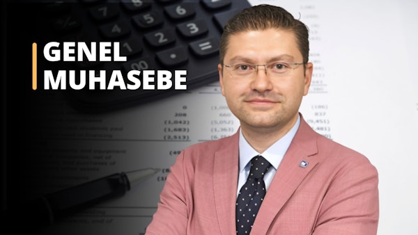 Bu resimde takım elbiseli ve kravatlı bir adam görülüyor, görünüşe göre genel muhasebe eğitimine katılıyor. Odaklanmış ve meşgul görünüyor, bu da kursu ciddiye aldığını gösteriyor. Resimde ayrıca bir hesap makinesi ve muhtemelen eğitimle ilgili siyah zemin üzerine beyaz bir harf görülüyor. Genel olarak, bu adamın muhasebe konusunda değerli bir ders aldığı görülüyor.
