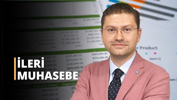 Şık, siyah takım elbiseli ve kravatlı bir adamın yakın plan görüntüsü. Gözlük takıyor ve gülümseyerek alnını ve çenesini ortaya çıkarıyor. Gömleği beyaz, kravatı siyah ve kravat çok detaylı bir şekilde görülebiliyor. Takım elbisesi iyi dikilmiş ve üzerine tam oturmuş. Profesyonel bir işadamı, muhtemelen beyaz yakalı bir işçi. Rolünde kendinden emin ve başarılı görünüyor. Bir CEO, yönetici veya başka bir kurumsal rolde olabilir. Kıyafetleri iş için iyi giyindiğini gösteriyor. Resmin arka planı koyu renktir ve sağ altta beyaz bir harf görünür.