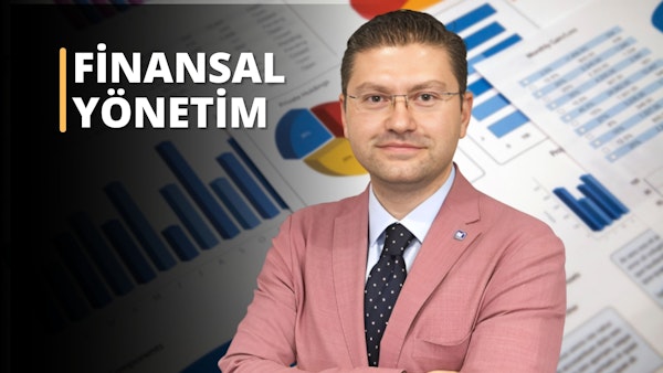 Bu görüntüde, muhtemelen bir finansal yönetim kursuna katılan pembe takım elbiseli bir adam görülüyor. Gülümsüyor ve kendinden emin görünüyor, bu da öğrenmeye hevesli olduğunu gösteriyor. Arka planda finansal kavramları anlamanın önemine işaret eden bir pasta grafik görülüyor. Bu görsel, kişinin finansal geleceğinin sorumluluğunu üstlenmesi ve bunu yapmak için gerekli bilgi ve becerileri öğrenmenin önemi hakkında harika bir mesaj veriyor.