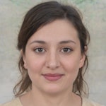 Bu, uzun, dalgalı, kahverengi saçlı ve ten rengi gömlekli bir kadının resmi. Açık tenli ve parlak bir gülümsemesi var. Gözleri kahverengi ve burnu sivri. Dudakları hafifçe ayrılmış ve çenesi hafifçe kalkık. Çenesinde küçük bir güzellik izi var ve yanakları hafifçe kızarmış. Bir kolye takıyor ve saçları at kuyruğu şeklinde geriye doğru toplanmış. Rahat ve memnun görünüyor. Duruşu kendinden emin ve bakışları ileriye dönük. Arkadaş canlısı ve davetkar görünüyor.