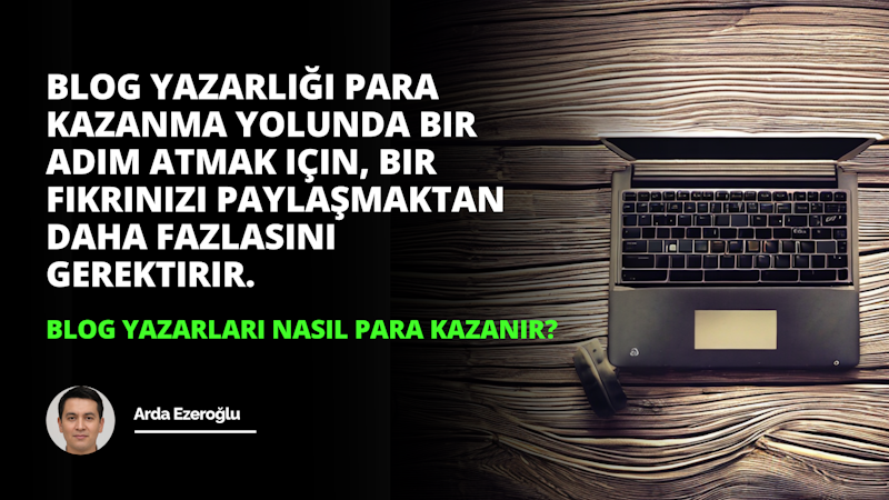 Ön planda beyaz klavyesi görünen bir dizüstü bilgisayar açık renkli ahşap bir yüzeyin üzerinde durmaktadır. Dizüstü bilgisayarın klavyesinin yakın plan çekimi, tek tek siyah tuşları ve üzerlerindeki beyaz yazıları gösteriyor. Dizüstü bilgisayarın yanında, ekranı yukarıda, bir telefonun ekran görüntüsü görülebilen bir akıllı telefon var. Son olarak, siyah bir arka plan üzerinde üç ayrı beyaz harf görülebiliyor, her harf kendi ayrı alanında. Dizüstü bilgisayar görüntünün ana odağını oluştururken, ahşap yüzey ve beyaz klavye kompozisyonda bir kontrast oluşturuyor.