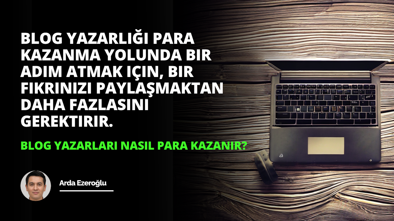 Ön planda beyaz klavyesi görünen bir dizüstü bilgisayar açık renkli ahşap bir yüzeyin üzerinde durmaktadır. Dizüstü bilgisayarın klavyesinin yakın plan çekimi, tek tek siyah tuşları ve üzerlerindeki beyaz yazıları gösteriyor. Dizüstü bilgisayarın yanında, ekranı yukarıda, bir telefonun ekran görüntüsü görülebilen bir akıllı telefon var. Son olarak, siyah bir arka plan üzerinde üç ayrı beyaz harf görülebiliyor, her harf kendi ayrı alanında. Dizüstü bilgisayar görüntünün ana odağını oluştururken, ahşap yüzey ve beyaz klavye kompozisyonda bir kontrast oluşturuyor.