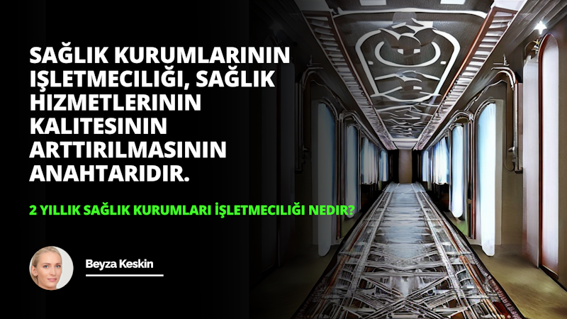 Bu görüntü, boylu boyunca uzanan metal bir geçidi olan uzun bir koridoru göstermektedir. Koridorun sağ tarafında üzerinde bir desen bulunan uzun dikdörtgen bir nesne var. Sol tarafta bir telefonun ekran görüntüsü var. Görüntünün ortasında bir kadının yüzünün yakın çekimi yer alıyor. Kadının başının üstünde, üzerinde çeşitli desenler bulunan bir tavanın yakın çekimi yer alıyor. Koridorun sonunda, üzerinde mavi bir şerit bulunan beyaz bir duvar var. Duvarın sağında beyaz bir nesnenin yakın çekimi yer alır. Görüntünün sol tarafında siyah bir zemin üzerinde beyaz bir harf, altında siyah bir zemin ve beyaz bir metin vardır. Metnin üzerinde siyah zemin üzerinde başka bir beyaz harf var.