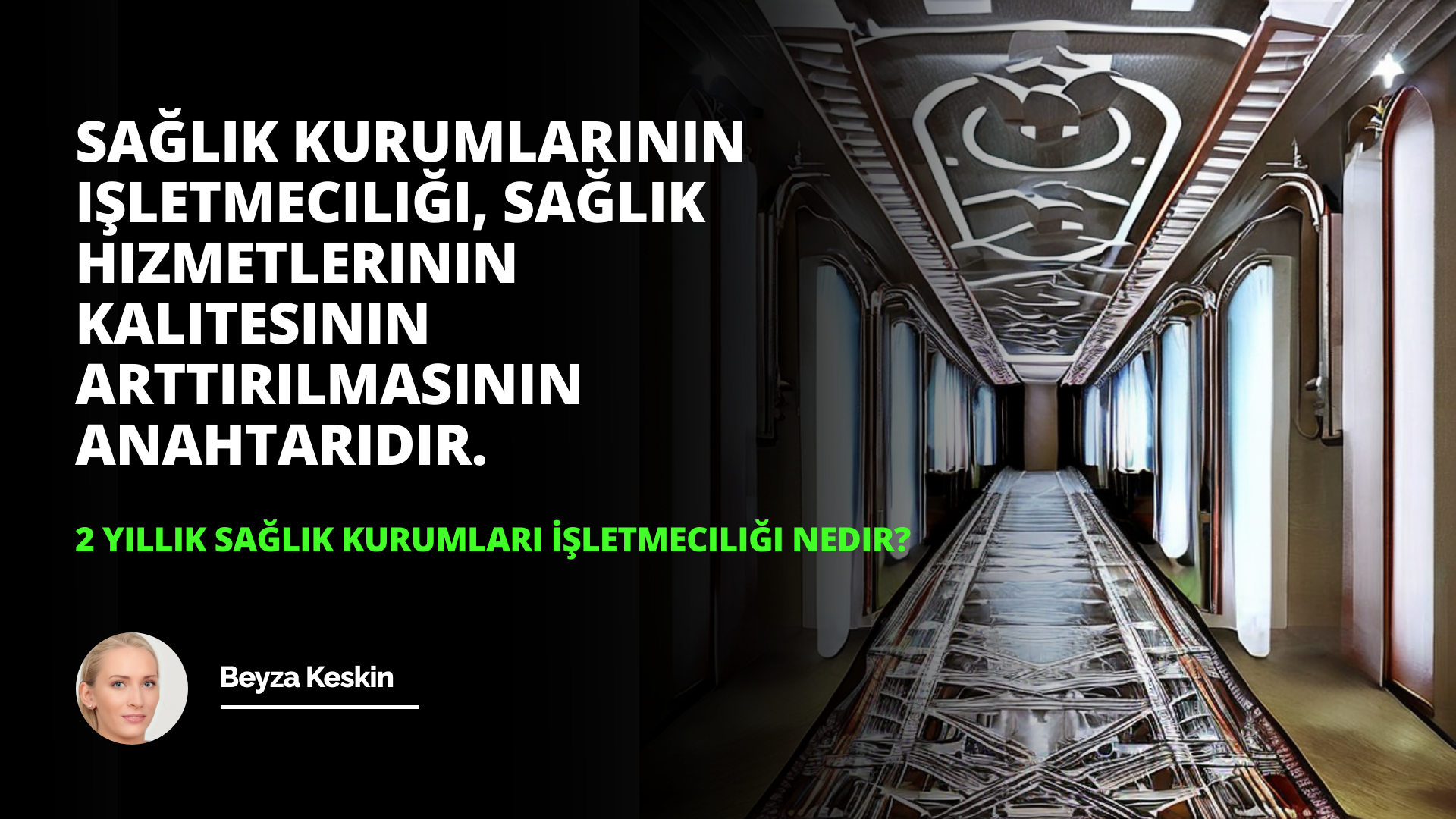 Bu görüntü, boylu boyunca uzanan metal bir geçidi olan uzun bir koridoru göstermektedir. Koridorun sağ tarafında üzerinde bir desen bulunan uzun dikdörtgen bir nesne var. Sol tarafta bir telefonun ekran görüntüsü var. Görüntünün ortasında bir kadının yüzünün yakın çekimi yer alıyor. Kadının başının üstünde, üzerinde çeşitli desenler bulunan bir tavanın yakın çekimi yer alıyor. Koridorun sonunda, üzerinde mavi bir şerit bulunan beyaz bir duvar var. Duvarın sağında beyaz bir nesnenin yakın çekimi yer alır. Görüntünün sol tarafında siyah bir zemin üzerinde beyaz bir harf, altında siyah bir zemin ve beyaz bir metin vardır. Metnin üzerinde siyah zemin üzerinde başka bir beyaz harf var.