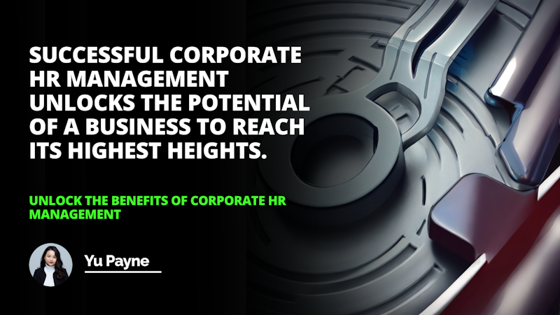 Bu yakın çekim görüntü, düz siyah bir arka plan üzerinde duran, siyah saplı ve beyaz bıçaklı bir makası göstermektedir. Görüntüde makasın bıçakları açık ve bıçakların uçları hafif kavisli. Makasın siyah sapının üzerinde beyaz bir O harfi görülüyor. Arka planda beyaz boğazlı kazak ve siyah ceket giyen bir kadın görülüyor. Ayrıca, arka planda bir bilgisayar ekranının ekran görüntüsü de görülmektedir. Ekrandaki metin beyazdır ve siyah bir arka plan üzerine yerleştirilmiştir. Görüntü yakın mesafeden çekilmiş gibi görünmekte ve izleyicinin makası ve bileşenlerini detaylı bir şekilde görmesini sağlamaktadır.