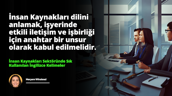 Önünde bir dizüstü bilgisayarla masada oturan bir adam görülüyor. Dikkatle yere bakıyor ve elleri klavyenin üzerinde geziniyor. Dizüstü bilgisayar ekranında siyah bir arka plana karşı beyaz bir metin görülüyor. Adamın sağındaki masada, masanın üzerinde duran beyaz bir nesne görülüyor. Adamın solunda, beyaz bir yüzey üzerinde siyah bir kare görülüyor. Karenin üzerinde, siyah zemin üzerinde beyaz bir sayı görülüyor. Rakamın hemen solunda, aynı siyah zemin üzerinde beyaz bir harf görülüyor. Adamın dizüstü bilgisayar üzerindeki ellerinin yakın çekimi de görülebiliyor. Odaklanmış ve kararlı görünüyor, her türlü görevi üstlenmeye hazır.