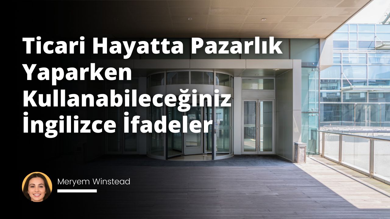 Resimde cam kapılı bir bina görülüyor. Kapı açık ve cam kapının üzerinde bir pencere var. Görüntünün sol tarafında siyah zemin üzerinde beyaz bir harf bulunmaktadır. Görüntünün sağ tarafında metal korkuluklu beyaz bir duvar bulunmaktadır. Ön planda kapısı açık ahşap bir zemin bulunmaktadır. Görüntünün ortasında, siyah beyaz zemin üzerinde beyaz metin bulunan bir tabelanın yakın çekimi yer alıyor. Resmin alt kısmında bir kadın yüzünün yakın çekimi yer alıyor. Son olarak, görüntünün sağ alt kısmında cam kapısı açık bir cam kapı bulunmaktadır.