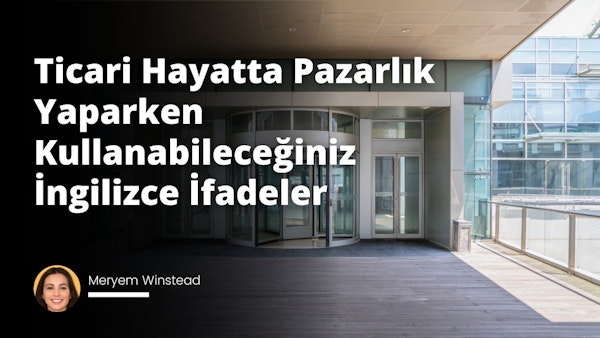 Resimde cam kapılı bir bina görülüyor. Kapı açık ve cam kapının üzerinde bir pencere var. Görüntünün sol tarafında siyah zemin üzerinde beyaz bir harf bulunmaktadır. Görüntünün sağ tarafında metal korkuluklu beyaz bir duvar bulunmaktadır. Ön planda kapısı açık ahşap bir zemin bulunmaktadır. Görüntünün ortasında, siyah beyaz zemin üzerinde beyaz metin bulunan bir tabelanın yakın çekimi yer alıyor. Resmin alt kısmında bir kadın yüzünün yakın çekimi yer alıyor. Son olarak, görüntünün sağ alt kısmında cam kapısı açık bir cam kapı bulunmaktadır.