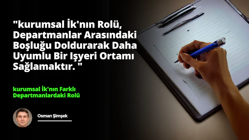 Gözleri kapalı ve ağzı hafifçe açık bir adamın yüzünün yakın çekimi görülüyor. Siyah bir gömlek giymektedir ve kısa, koyu renk saçları vardır. Sağ eli bir pano üzerinde kalem tutmaktadır ve sağında siyah zemin üzerinde beyaz yazılar okunmaktadır. Sol eli bir defterin üzerinde kalem tutmaktadır ve solunda siyah zemin üzerinde yeşil bir metin vardır. Görüntünün arka planı bulanıklaştırılmış, genel bir konsantrasyon ve odaklanma izlenimi veriyor. Görüntünün alt kısmında bir görüntülü sohbetin ekran görüntüsü ve sağ üst köşede siyah zemin üzerinde beyaz bir 'O' harfi görülüyor. Bu görüntü, adamın yazdıklarına odaklandığı yoğun bir konsantrasyon anını yakalıyor.