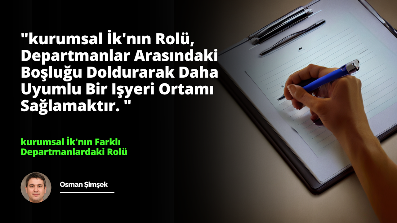 Gözleri kapalı ve ağzı hafifçe açık bir adamın yüzünün yakın çekimi görülüyor. Siyah bir gömlek giymektedir ve kısa, koyu renk saçları vardır. Sağ eli bir pano üzerinde kalem tutmaktadır ve sağında siyah zemin üzerinde beyaz yazılar okunmaktadır. Sol eli bir defterin üzerinde kalem tutmaktadır ve solunda siyah zemin üzerinde yeşil bir metin vardır. Görüntünün arka planı bulanıklaştırılmış, genel bir konsantrasyon ve odaklanma izlenimi veriyor. Görüntünün alt kısmında bir görüntülü sohbetin ekran görüntüsü ve sağ üst köşede siyah zemin üzerinde beyaz bir 'O' harfi görülüyor. Bu görüntü, adamın yazdıklarına odaklandığı yoğun bir konsantrasyon anını yakalıyor.